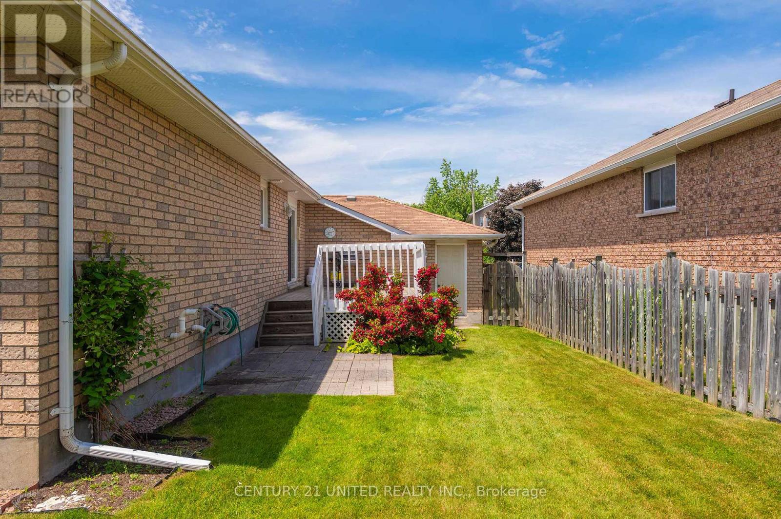 2221 Lorraine Drive, Peterborough North (University Heights), Ontario  K9L 1X5 - Photo 9 - X12235616