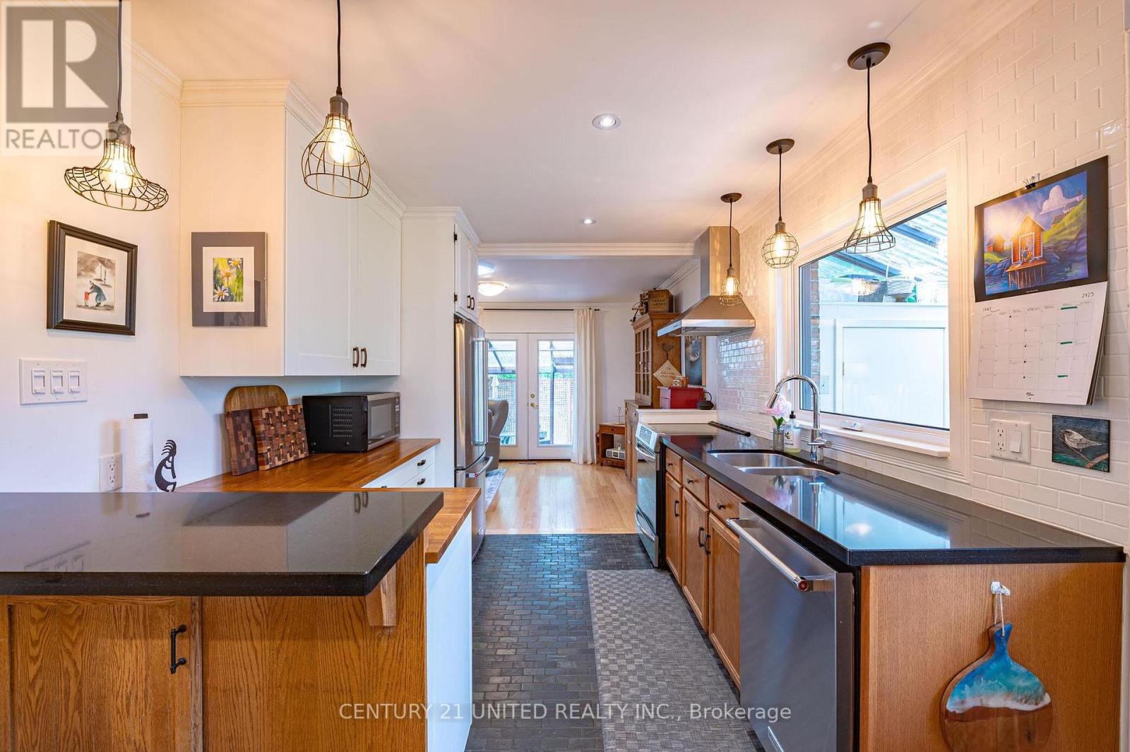 18 Engleburn Place, Peterborough East (Central), Ontario  K9H 7G7 - Photo 7 - X12236131
