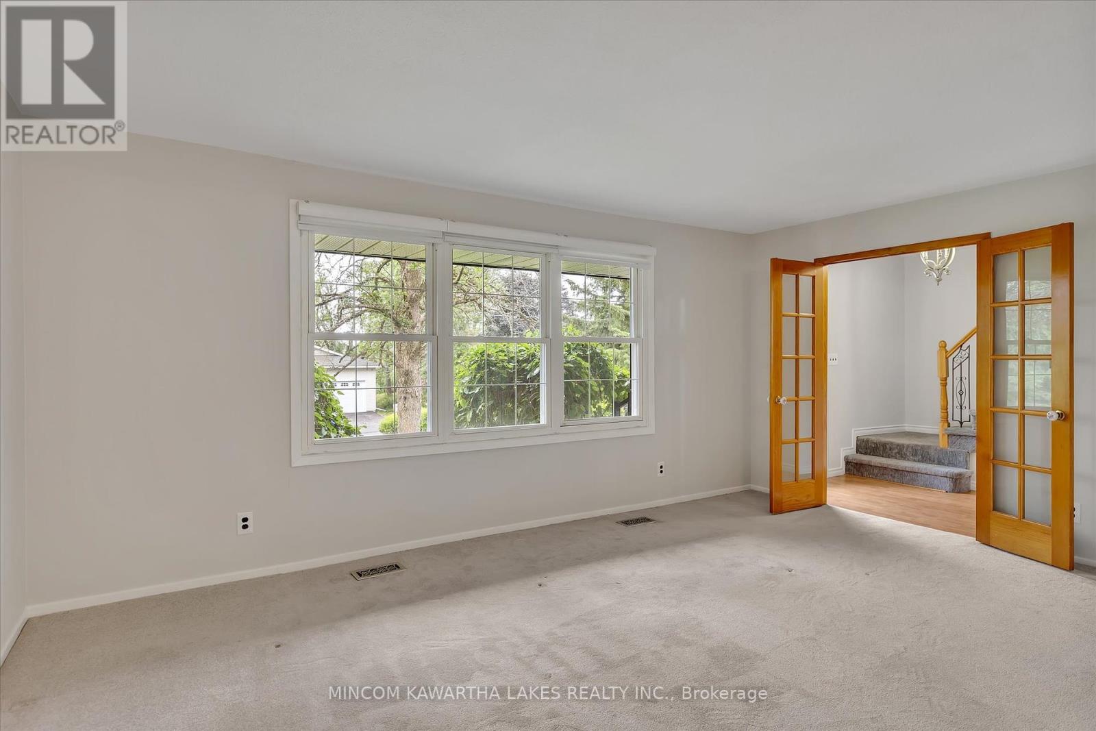 197 Patricia Crescent, Peterborough North (North), Ontario  K9J 6X3 - Photo 4 - X12236175