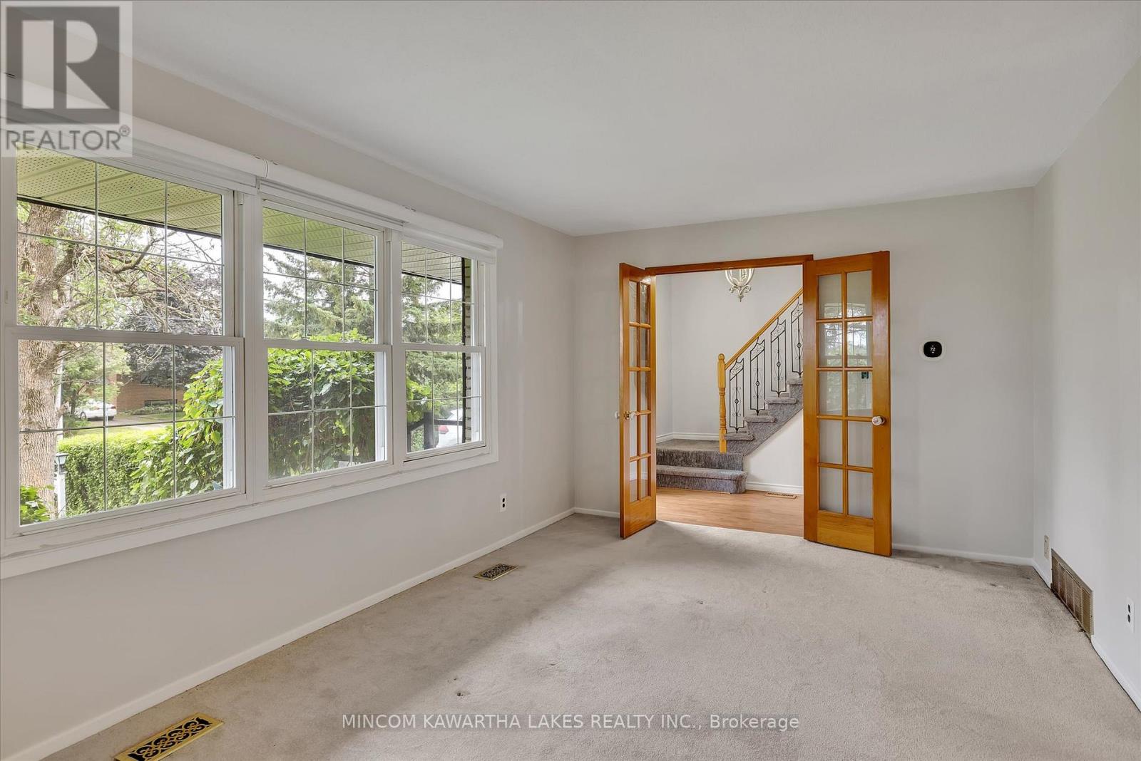 197 Patricia Crescent, Peterborough North (North), Ontario  K9J 6X3 - Photo 5 - X12236175