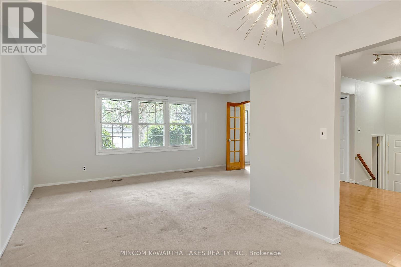 197 Patricia Crescent, Peterborough North (North), Ontario  K9J 6X3 - Photo 8 - X12236175