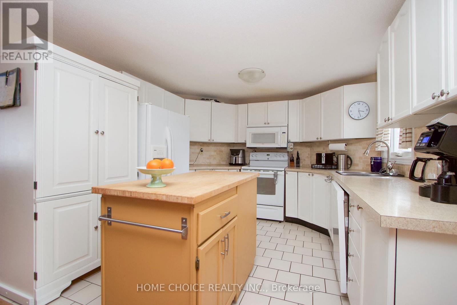 8 Seventh Hole Court, Clarington (Newcastle), Ontario  L1B 1B5 - Photo 9 - E12239534
