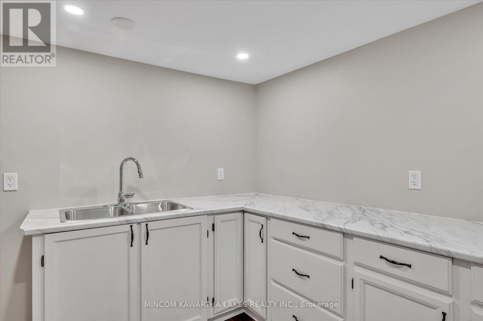 484 Raymond Street, Peterborough North (South), Ontario  K9H 5M8 - Photo 32 - X12240348