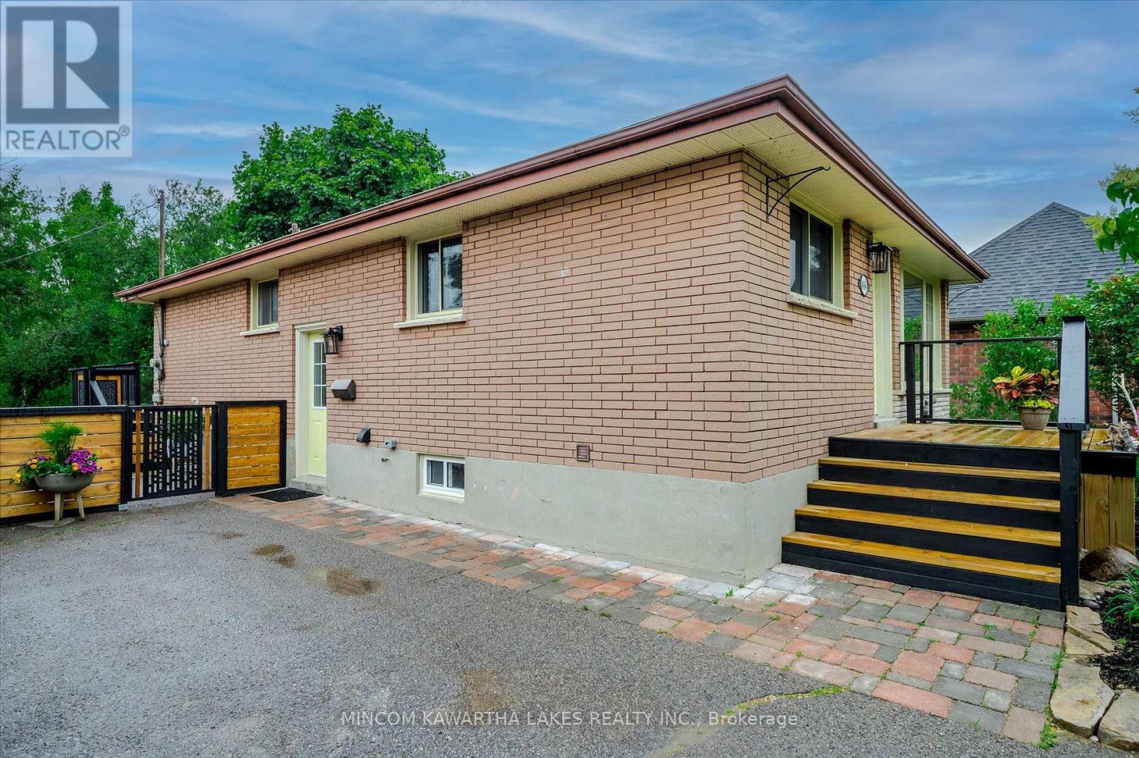 484 Raymond Street, Peterborough North (South), Ontario  K9H 5M8 - Photo 4 - X12240348