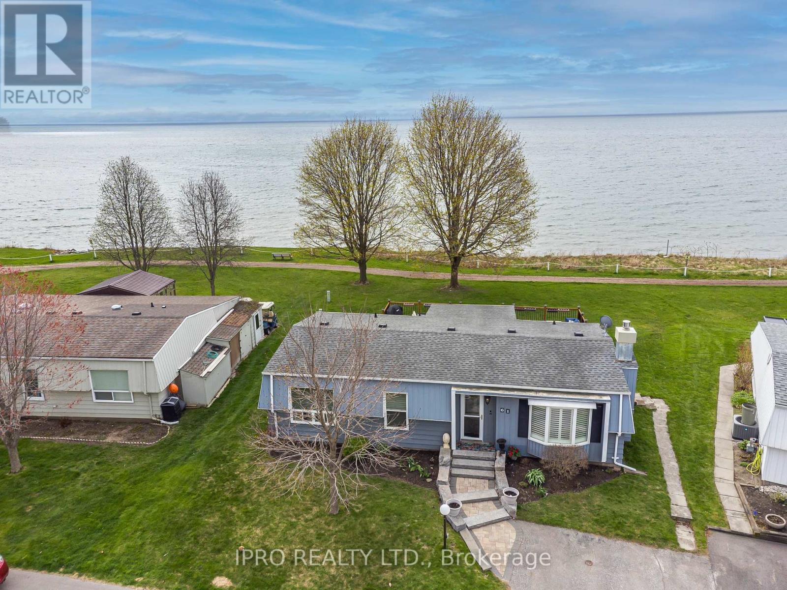 61 Bluffs Road, Clarington (Newcastle), Ontario  L1B 1A6 - Photo 3 - E12240337