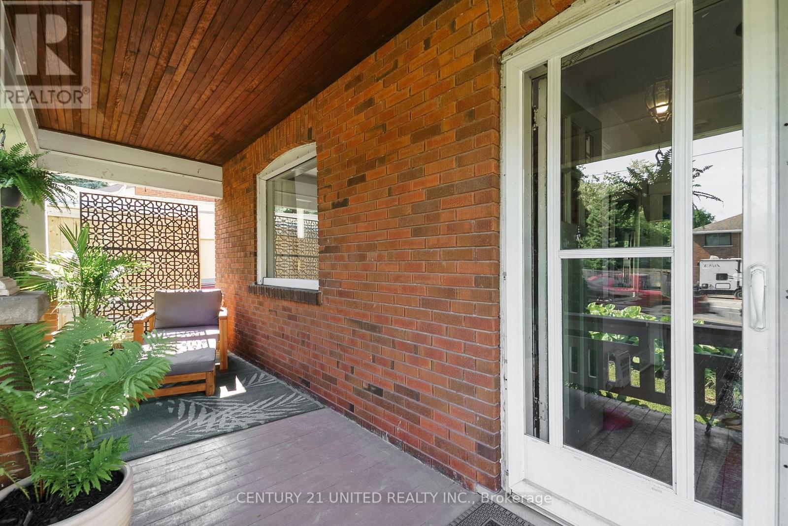 624 Charlotte Street, Peterborough Central (Old West End), Ontario  K9J 2W8 - Photo 5 - X12240637