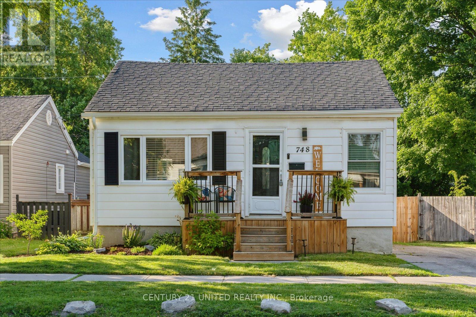 748 Brown Street, Peterborough Central (South), Ontario  K9J 4K8 - Photo 2 - X12242348