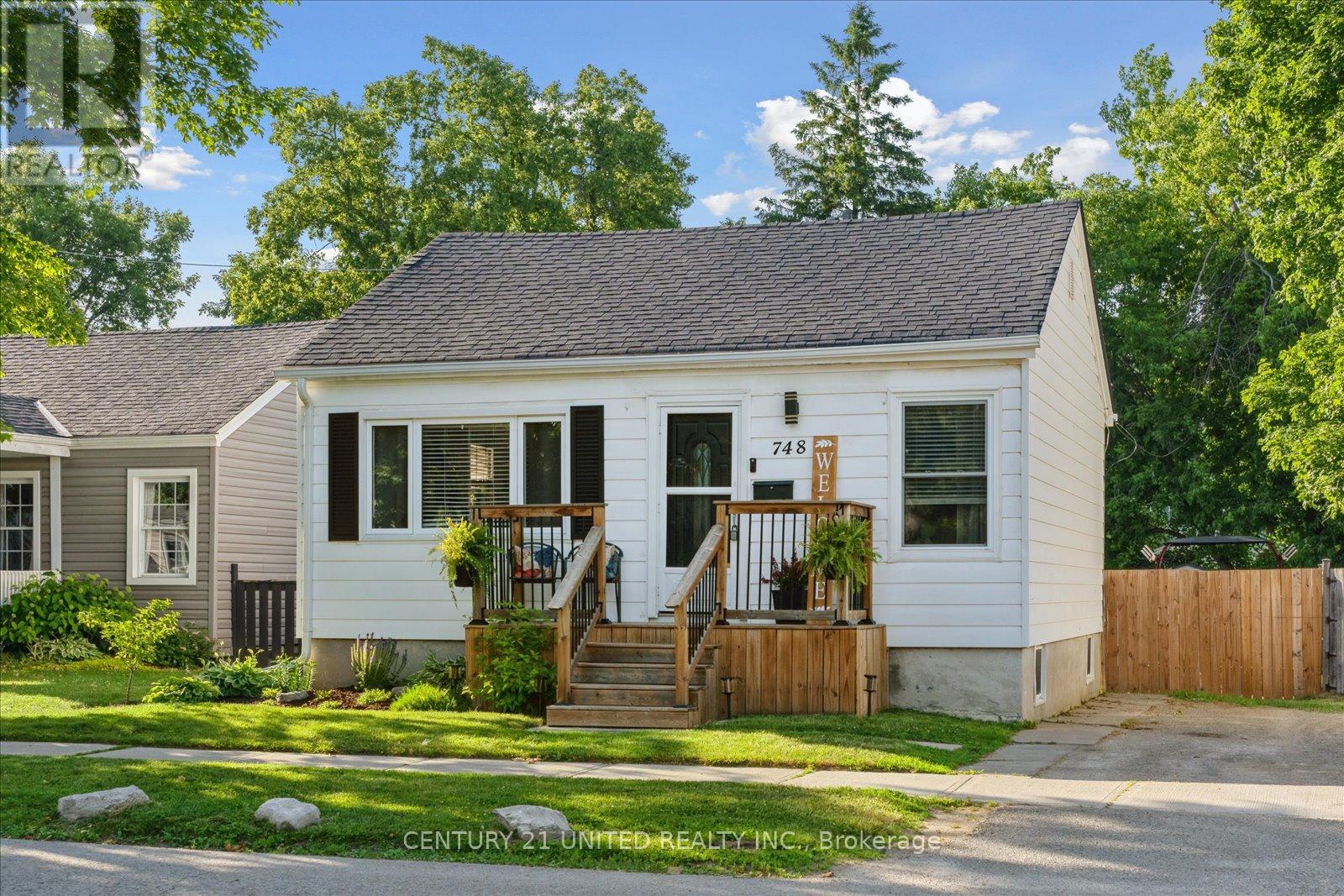 748 Brown Street, Peterborough Central (South), Ontario  K9J 4K8 - Photo 3 - X12242348