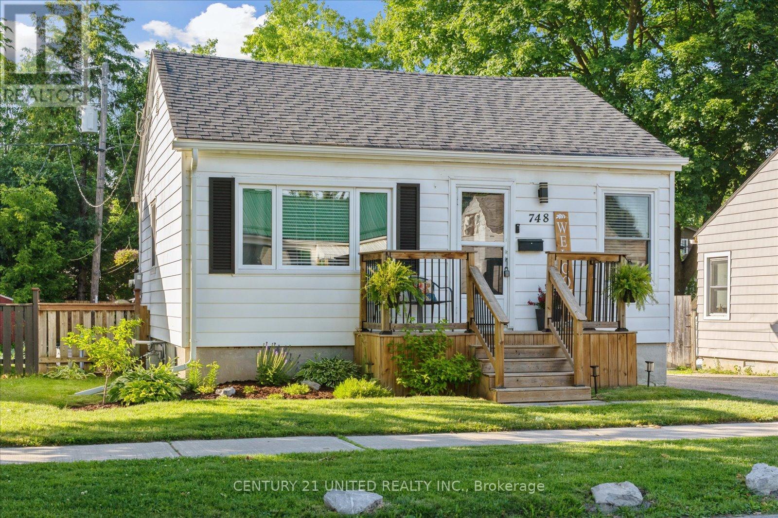 748 Brown Street, Peterborough Central (South), Ontario  K9J 4K8 - Photo 4 - X12242348