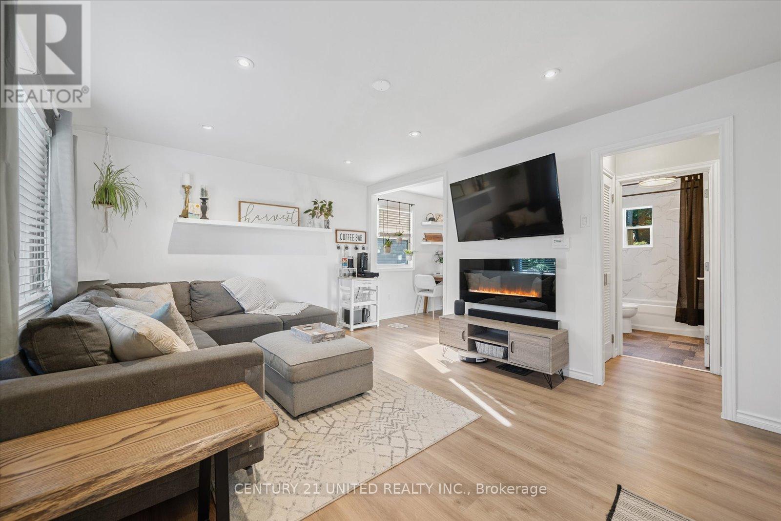 748 Brown Street, Peterborough Central (South), Ontario  K9J 4K8 - Photo 6 - X12242348