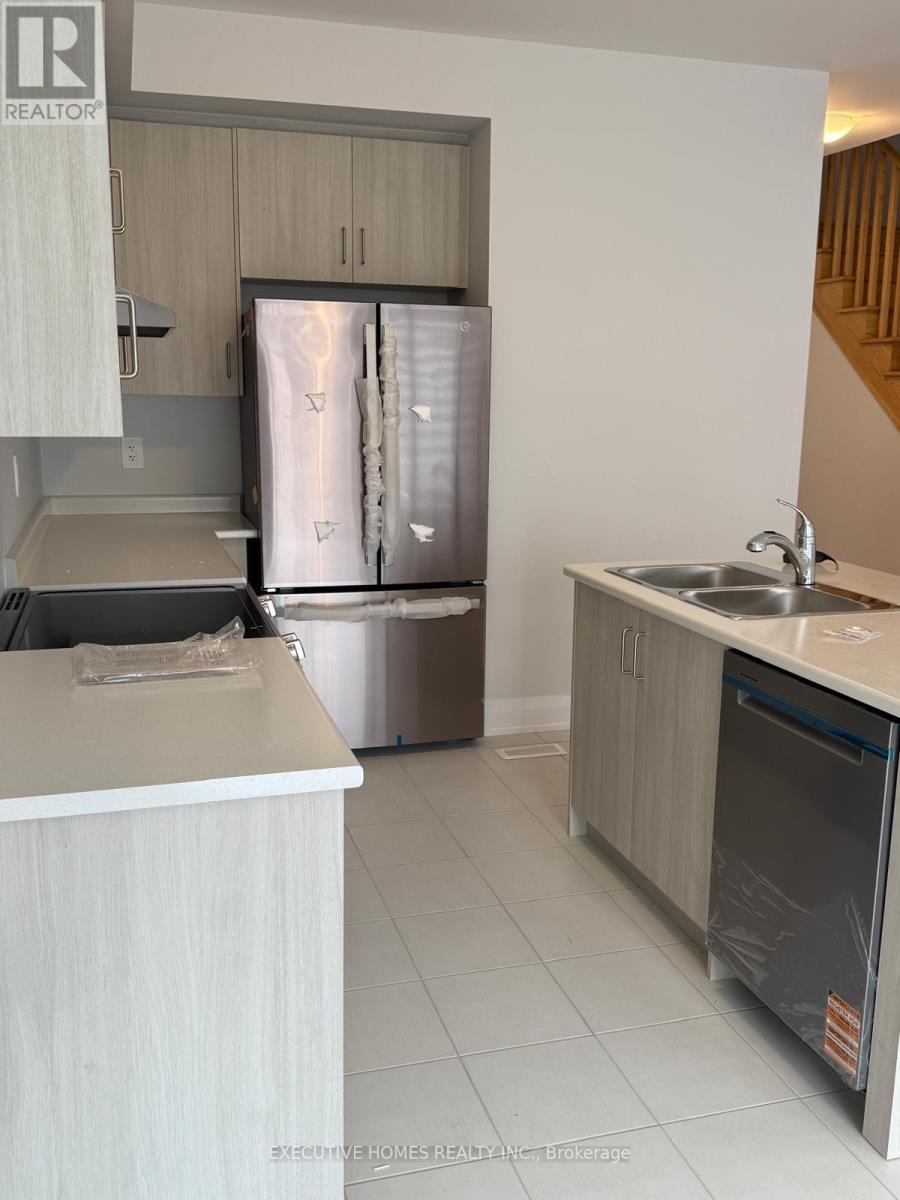 18 Walters Street, Kawartha Lakes (Lindsay), Ontario  K9V 6A9 - Photo 3 - X12242920