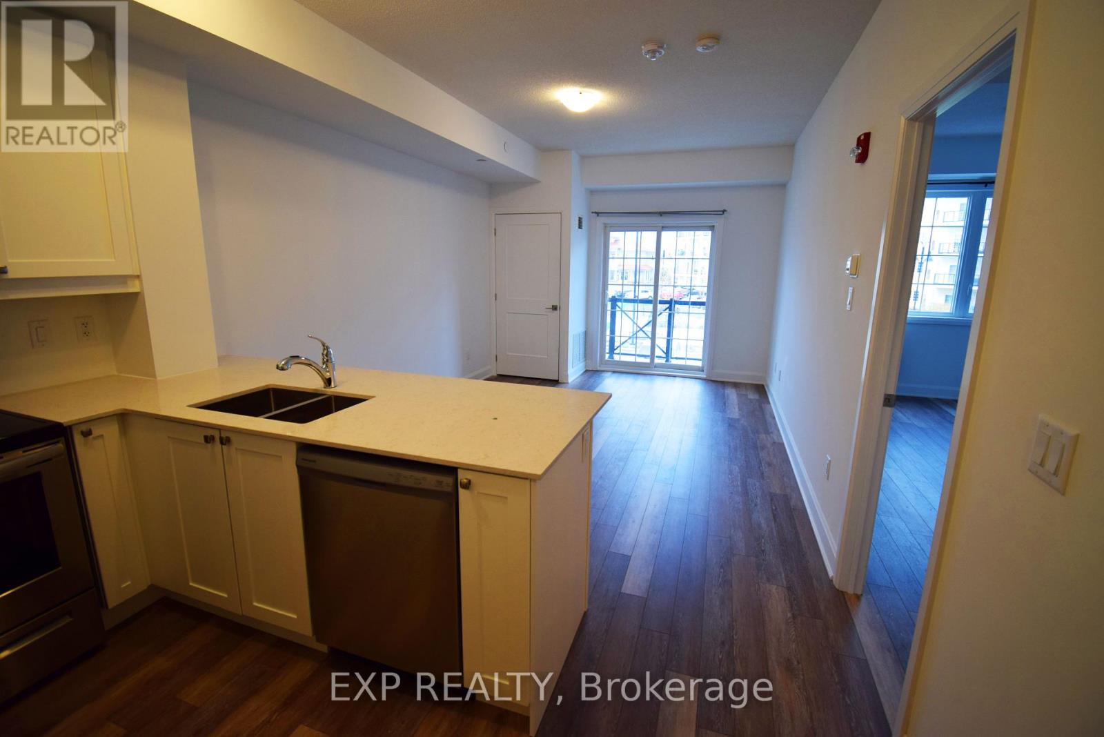 225 - 50 Lakebreeze Drive, Clarington (Newcastle), Ontario  L1B 0V9 - Photo 2 - E12243590