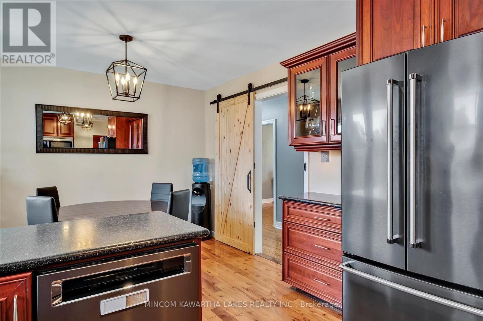 676 Victory Crescent, Peterborough Central (Old West End), Ontario  K9J 4T3 - Photo 12 - X12244563