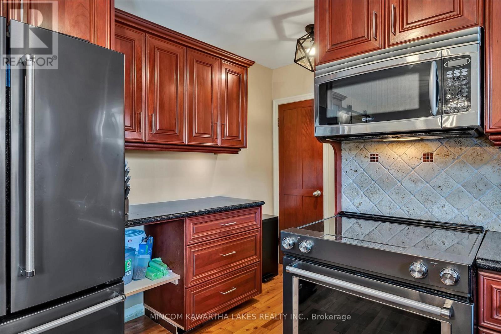 676 Victory Crescent, Peterborough Central (Old West End), Ontario  K9J 4T3 - Photo 13 - X12244563