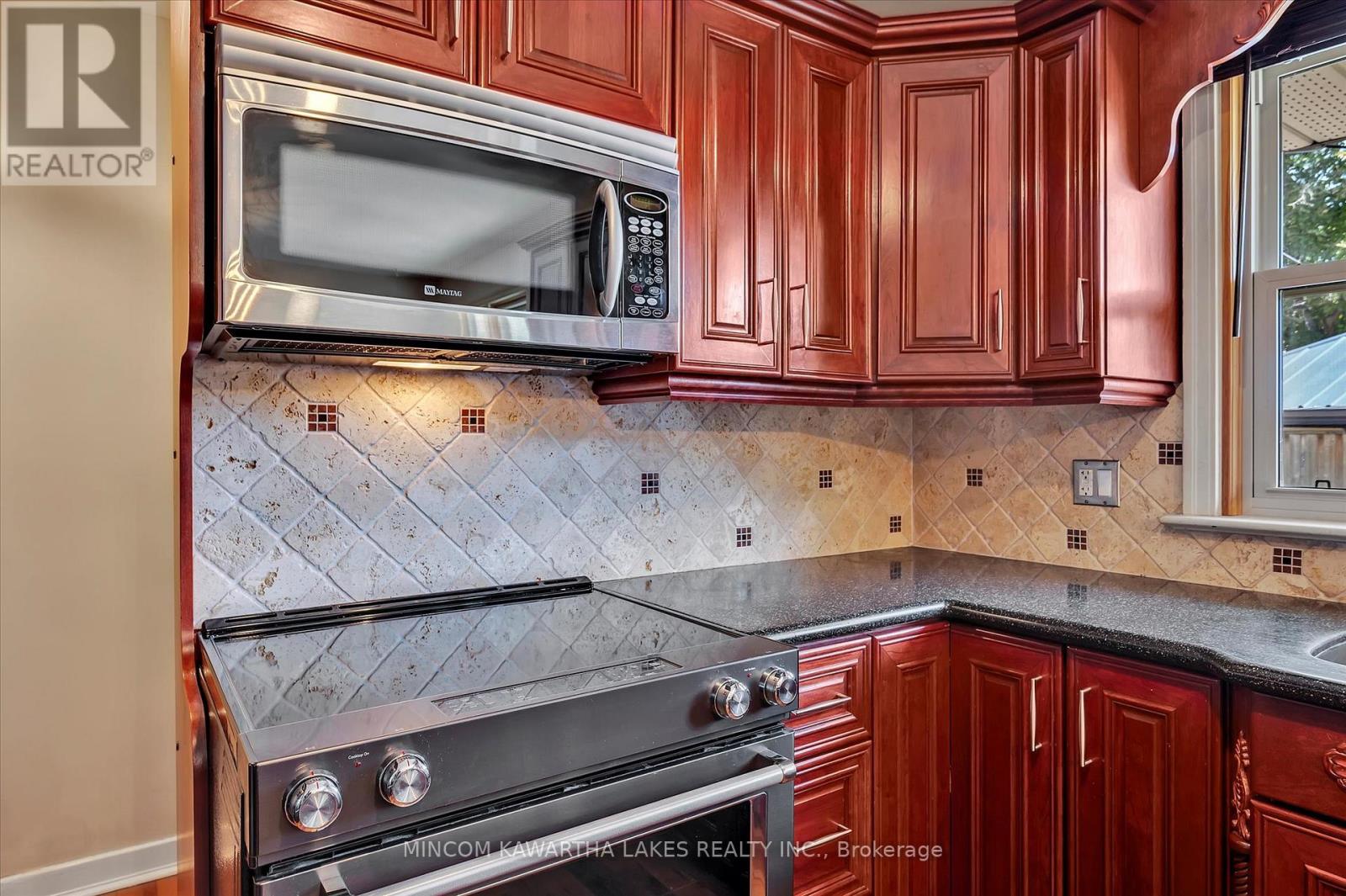 676 Victory Crescent, Peterborough Central (Old West End), Ontario  K9J 4T3 - Photo 14 - X12244563