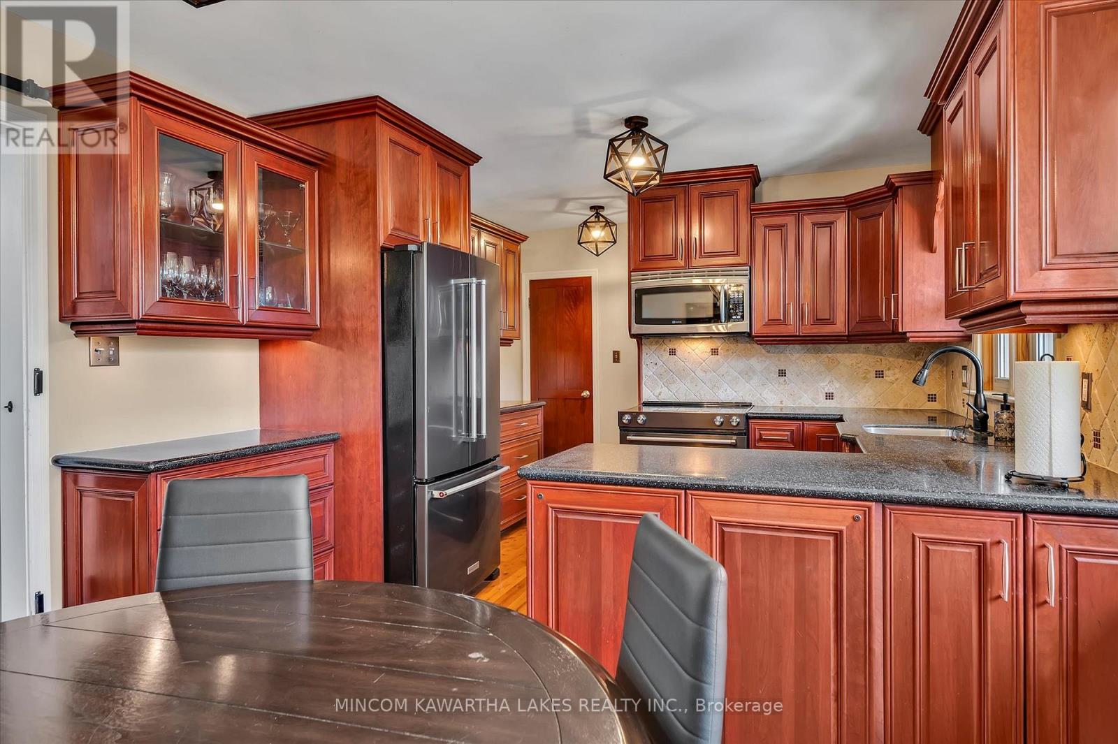 676 Victory Crescent, Peterborough Central (Old West End), Ontario  K9J 4T3 - Photo 15 - X12244563