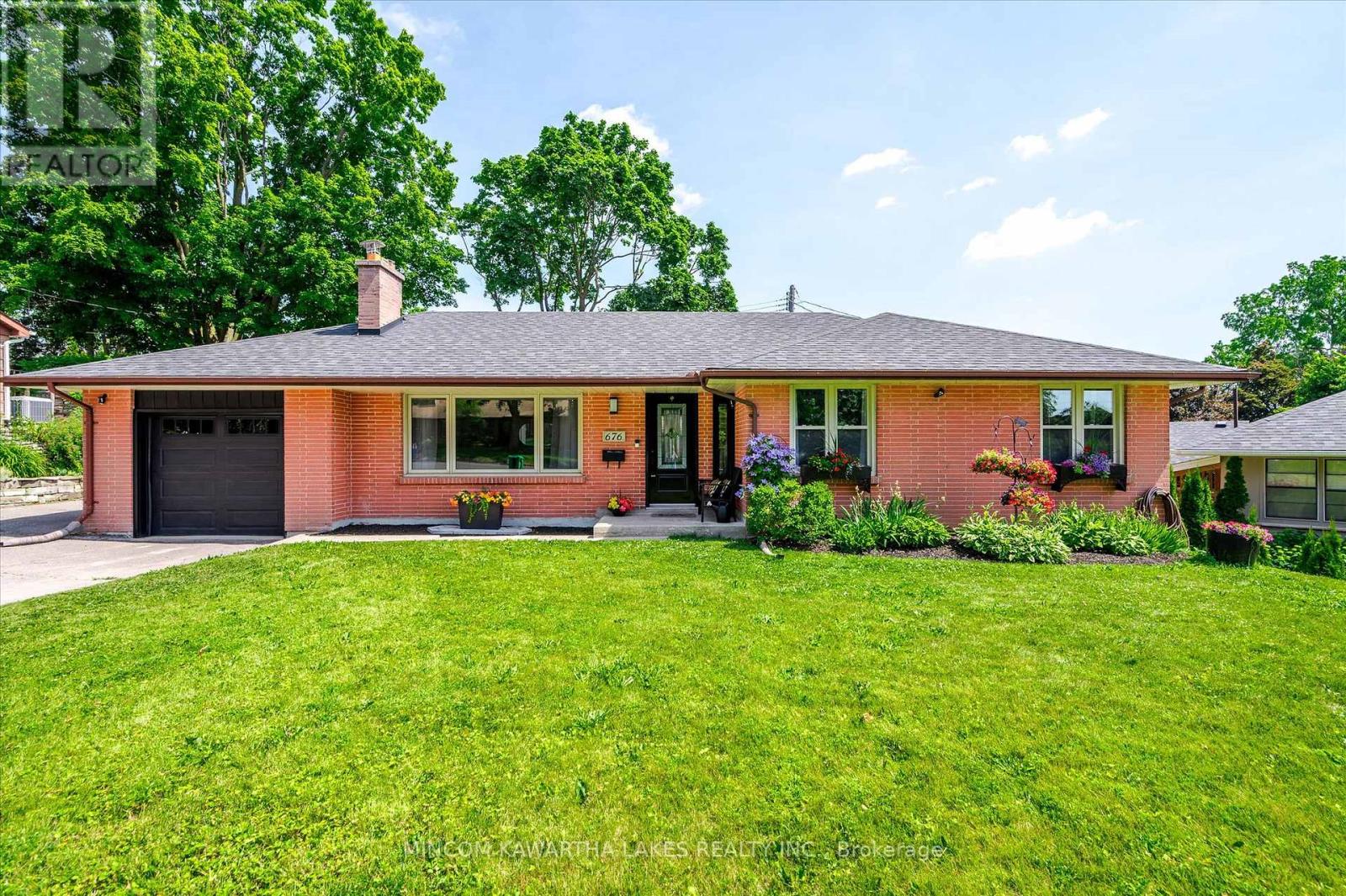 676 Victory Crescent, Peterborough Central (Old West End), Ontario  K9J 4T3 - Photo 2 - X12244563