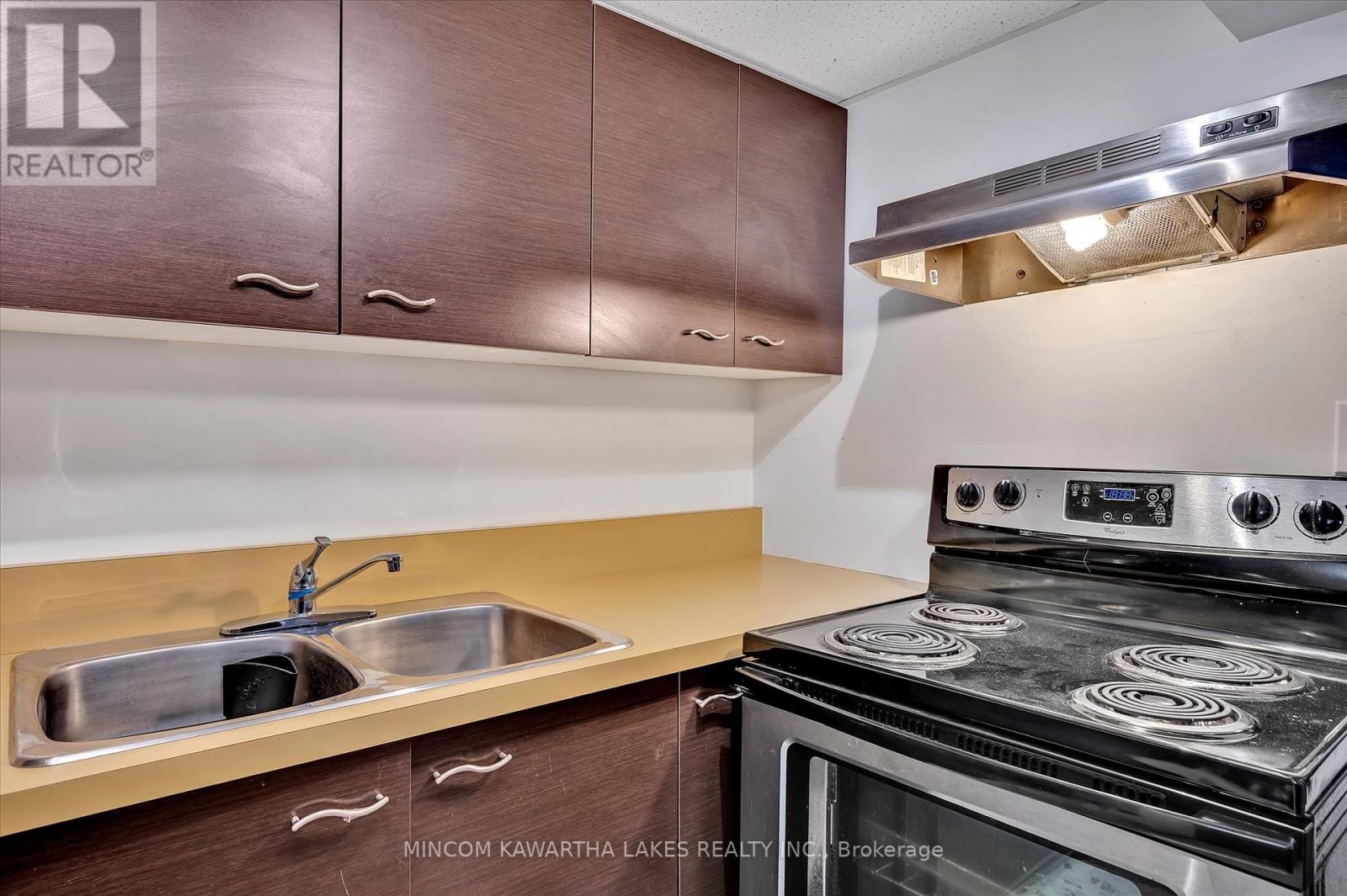 676 Victory Crescent, Peterborough Central (Old West End), Ontario  K9J 4T3 - Photo 29 - X12244563