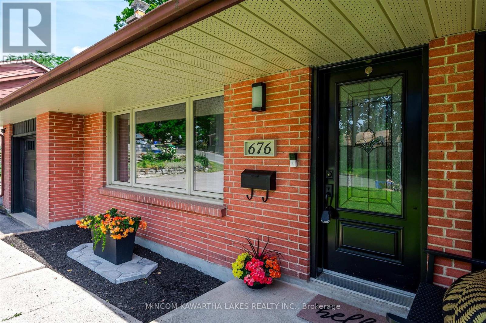 676 Victory Crescent, Peterborough Central (Old West End), Ontario  K9J 4T3 - Photo 3 - X12244563