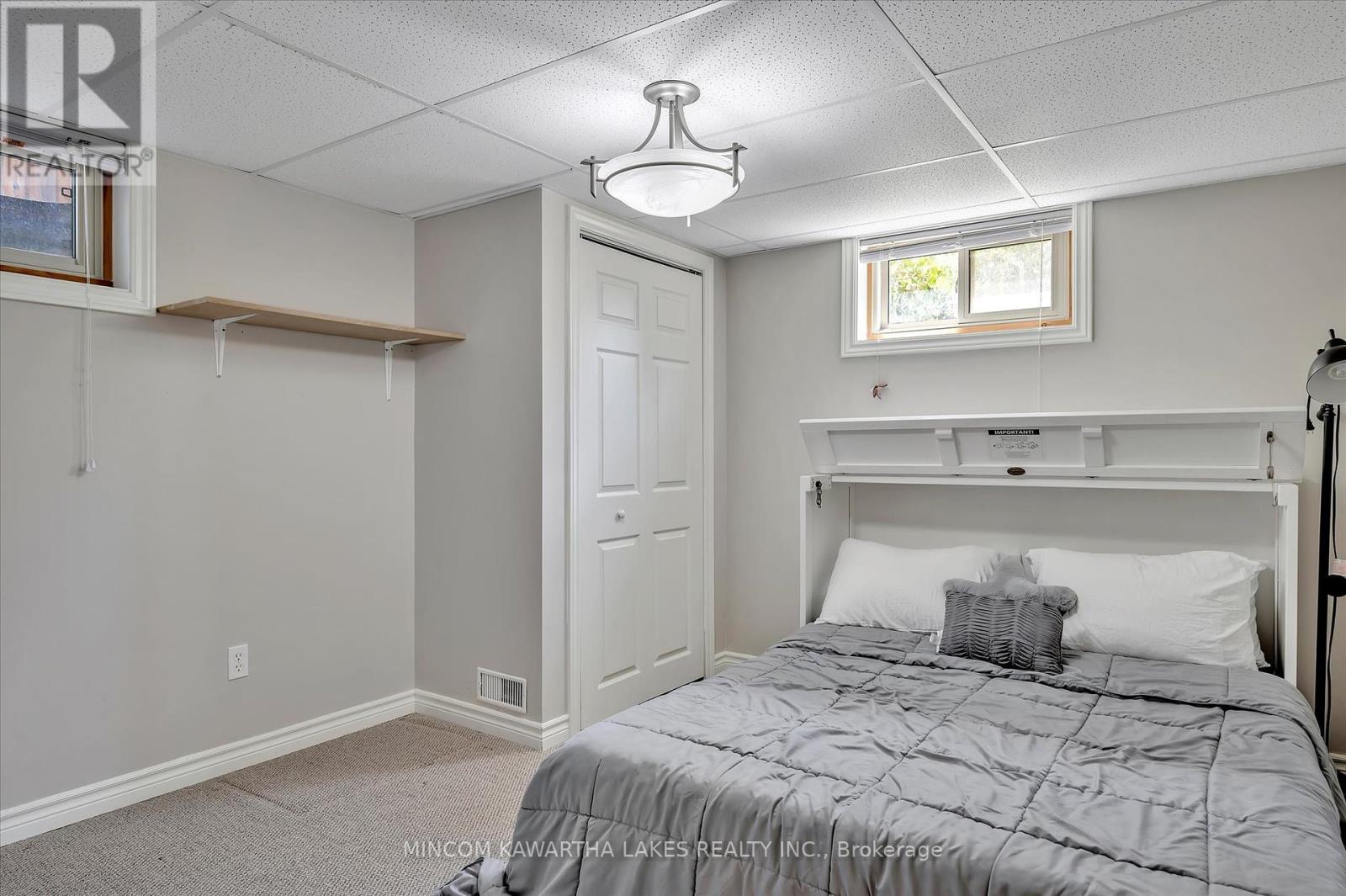 676 Victory Crescent, Peterborough Central (Old West End), Ontario  K9J 4T3 - Photo 34 - X12244563