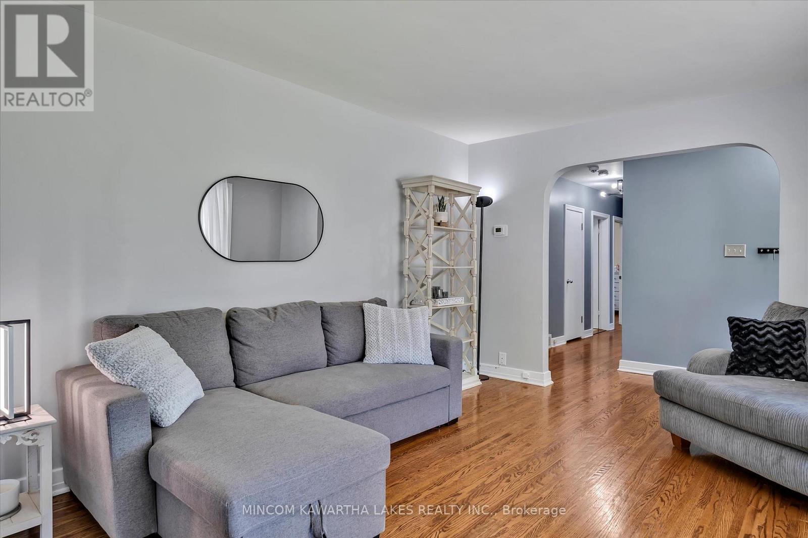 676 Victory Crescent, Peterborough Central (Old West End), Ontario  K9J 4T3 - Photo 7 - X12244563
