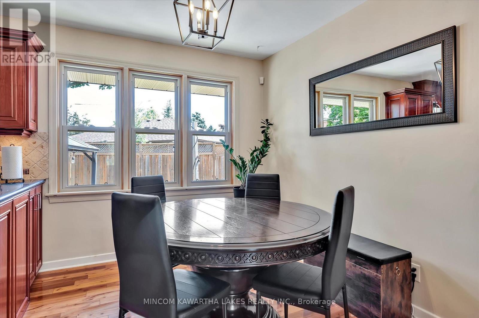 676 Victory Crescent, Peterborough Central (Old West End), Ontario  K9J 4T3 - Photo 8 - X12244563