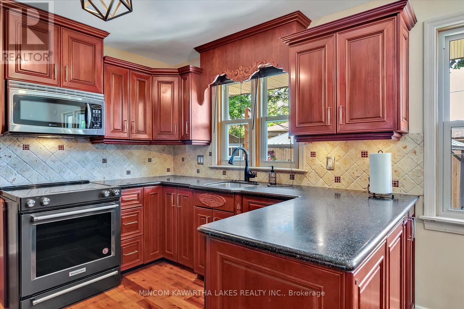 676 Victory Crescent, Peterborough Central (Old West End), Ontario  K9J 4T3 - Photo 9 - X12244563