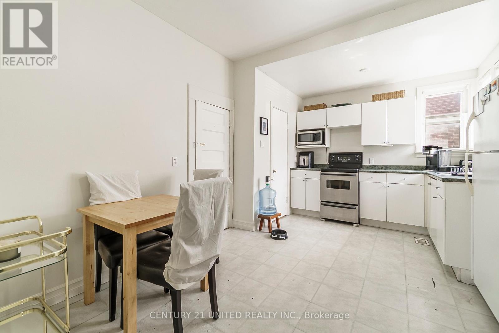 319 Elias Avenue, Peterborough Central (Old West End), Ontario  K9J 5G8 - Photo 4 - X12244863