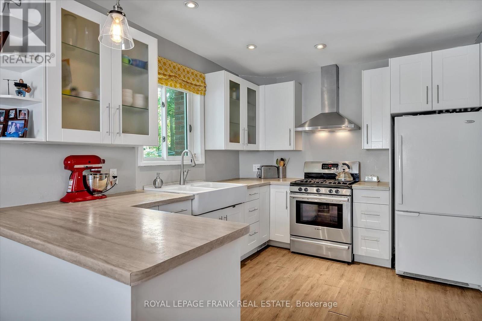 472 Murray Street, Peterborough Central (North), Ontario  K9H 2T8 - Photo 5 - X12246462