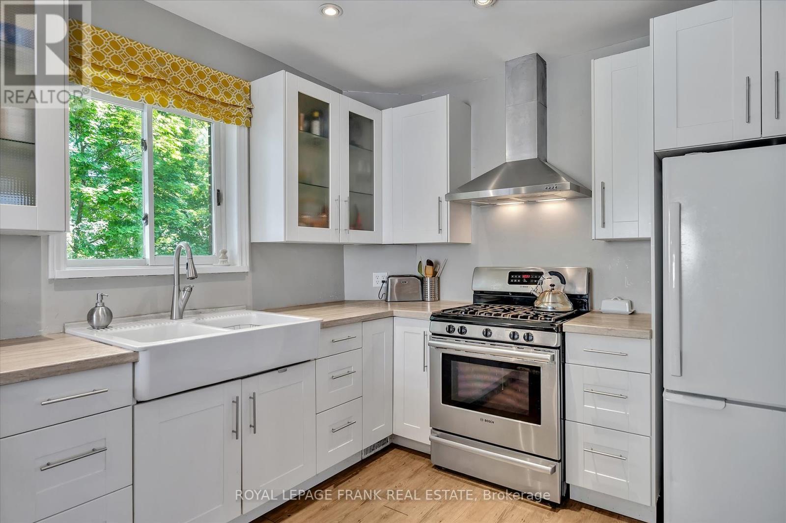 472 Murray Street, Peterborough Central (North), Ontario  K9H 2T8 - Photo 6 - X12246462
