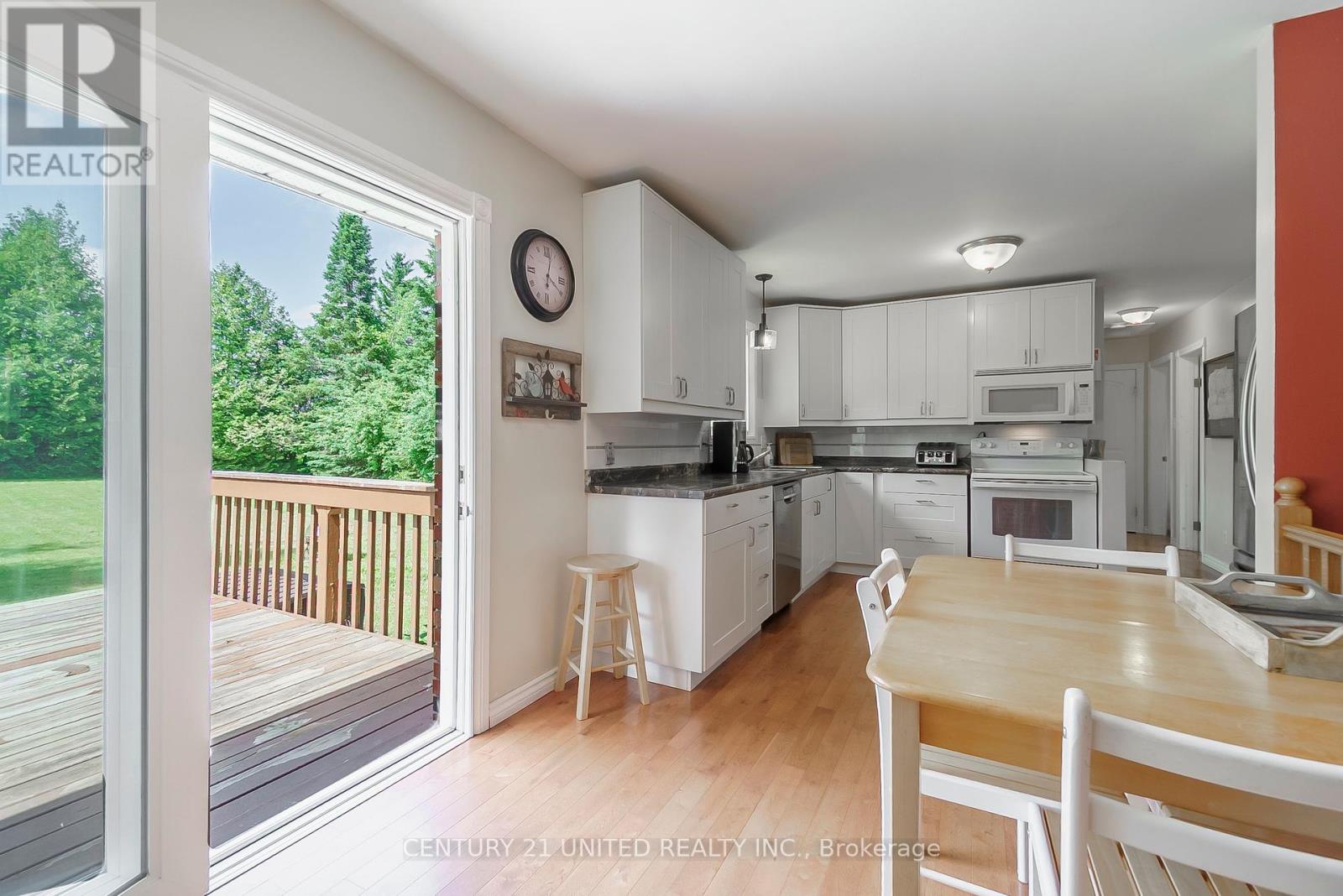 696 Skyline Road, Selwyn, Ontario  K0L 1T0 - Photo 8 - X12246591