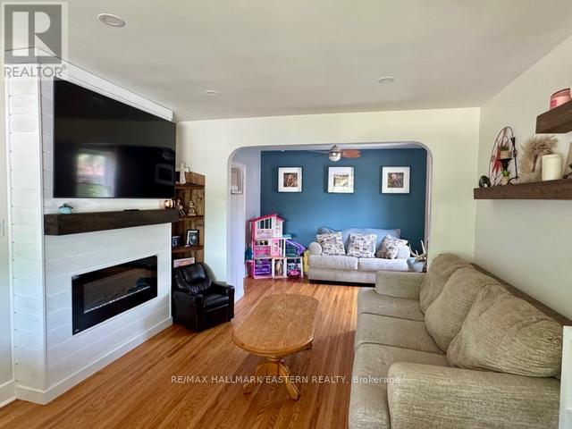 1110 Hayes Street, Peterborough Central (South), Ontario  K9J 5S8 - Photo 2 - X12248043