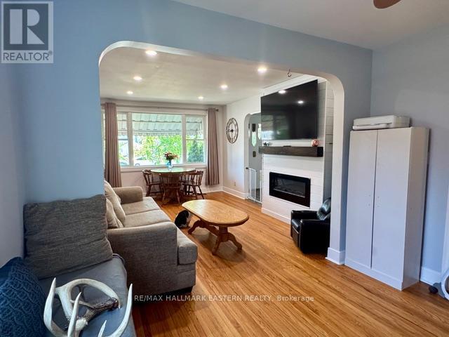 1110 Hayes Street, Peterborough Central (South), Ontario  K9J 5S8 - Photo 4 - X12248043
