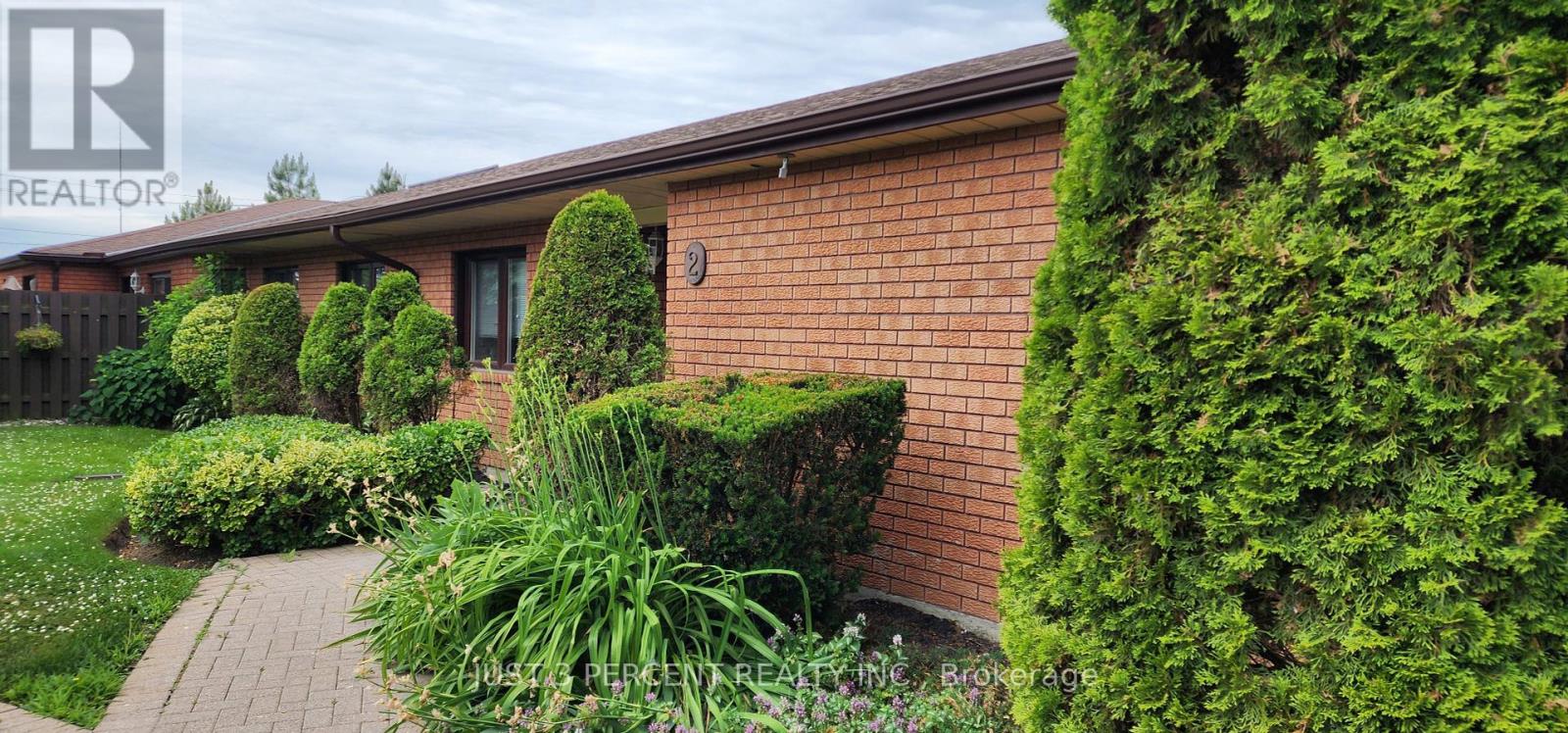 26 - 36 Champlain Crescent, Peterborough North (University Heights), Ontario  K9L 1T1 - Photo 1 - X12248568