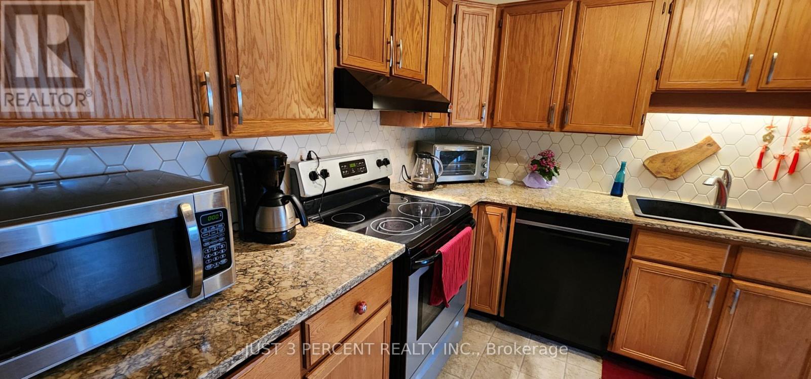 26 - 36 Champlain Crescent, Peterborough North (University Heights), Ontario  K9L 1T1 - Photo 4 - X12248568