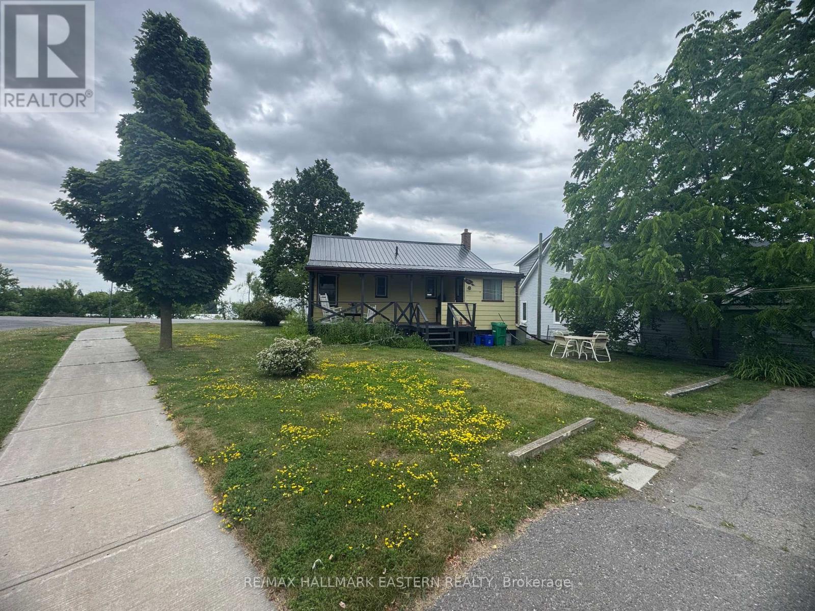 63 Edgewater Boulevard, Peterborough East (Central), Ontario  K9H 1A4 - Photo 4 - X12249278
