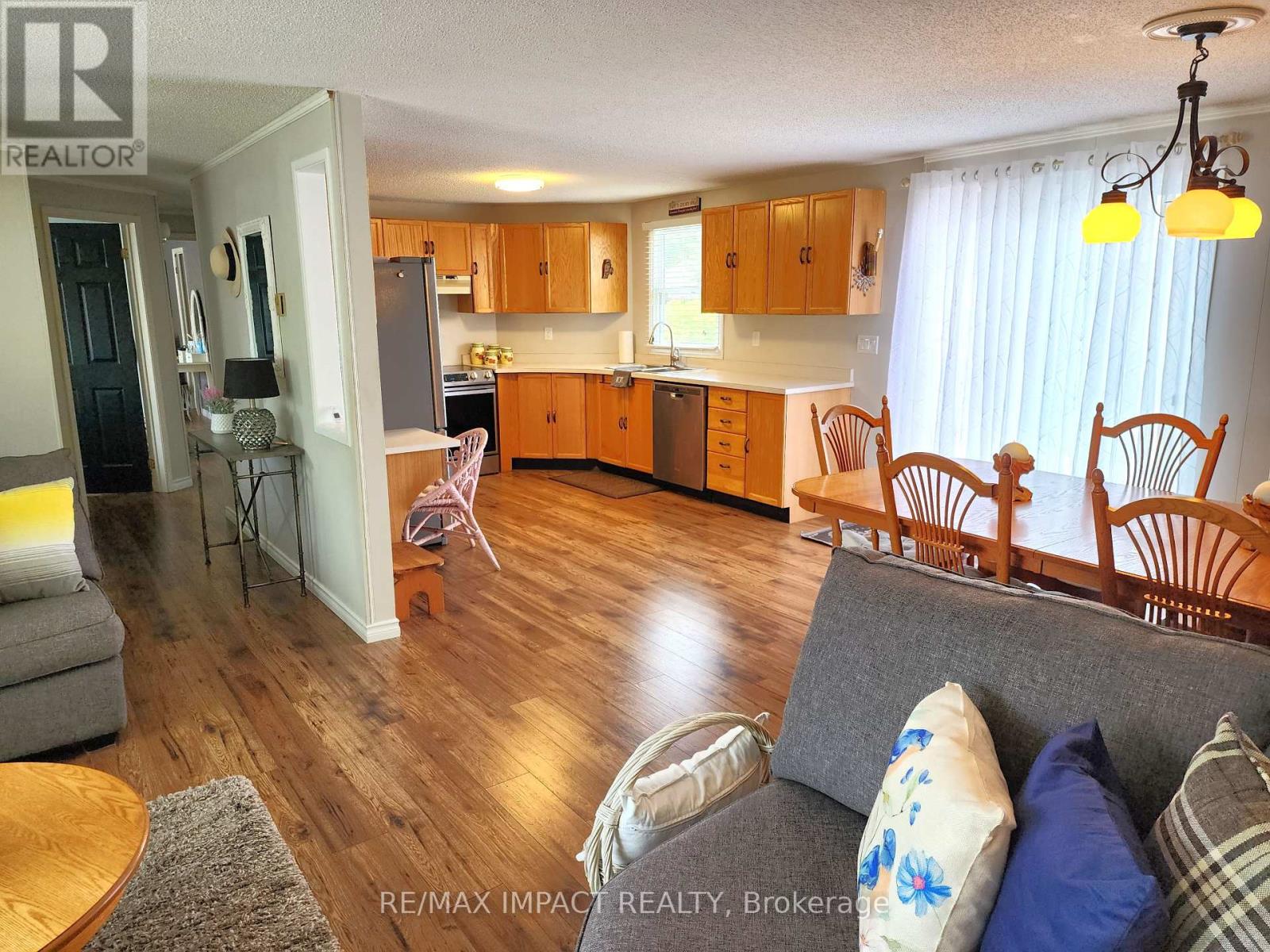 4 Champlain Court, Clarington (Newcastle), Ontario  L1B 1A5 - Photo 6 - E12249645