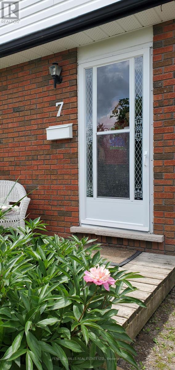 7 James Street, Kawartha Lakes (Lindsay), Ontario  K9V 3B3 - Photo 3 - X12249686