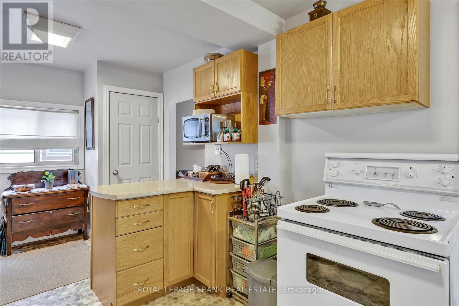 715 Chamberlain Street, Peterborough Central (South), Ontario  K9J 4M2 - Photo 14 - X12250113