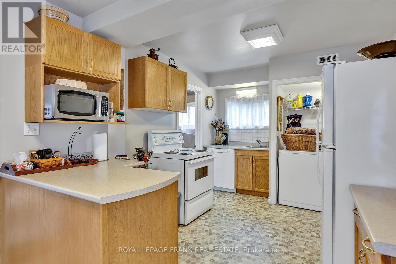 715 Chamberlain Street, Peterborough Central (South), Ontario  K9J 4M2 - Photo 15 - X12250113