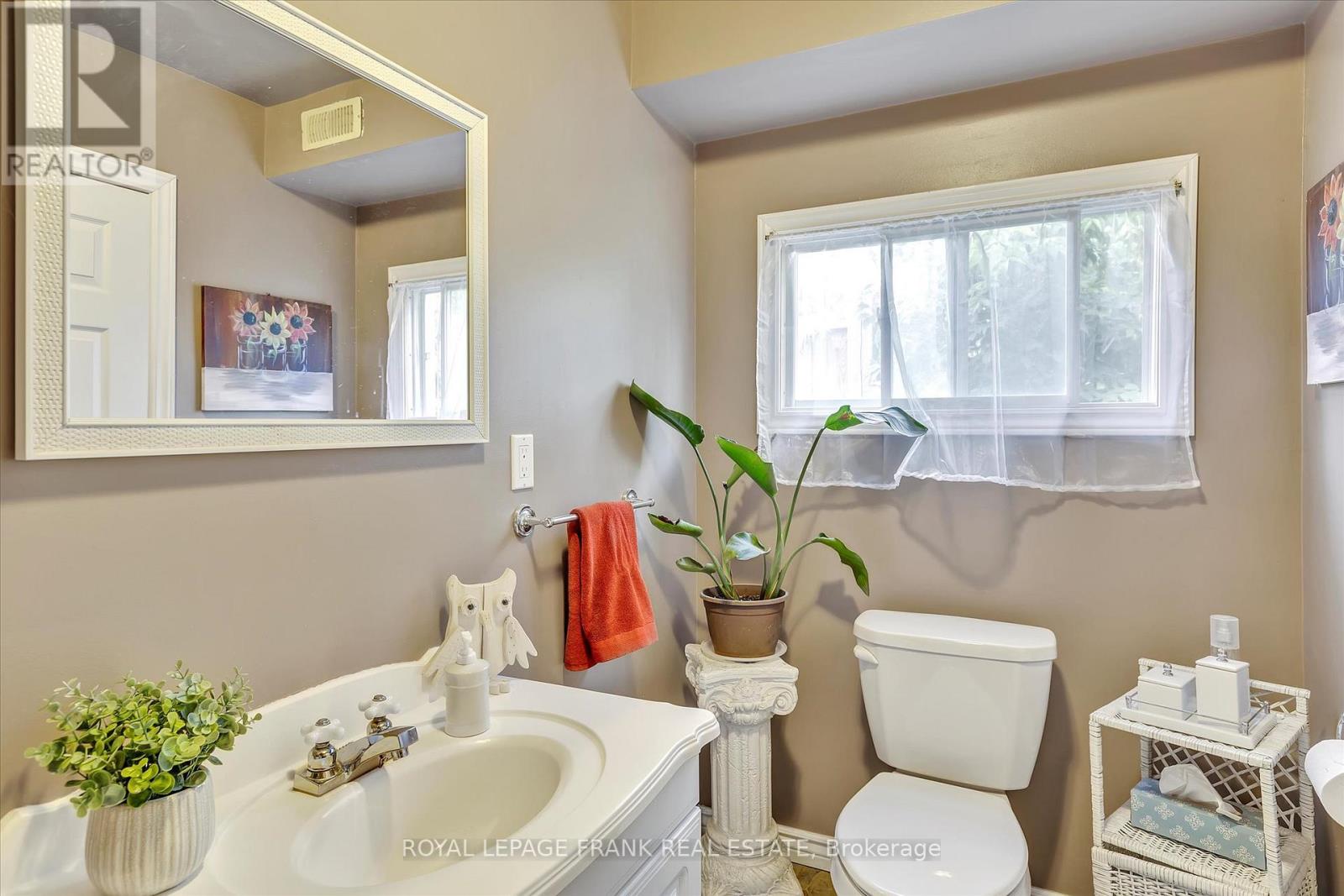 715 Chamberlain Street, Peterborough Central (South), Ontario  K9J 4M2 - Photo 17 - X12250113