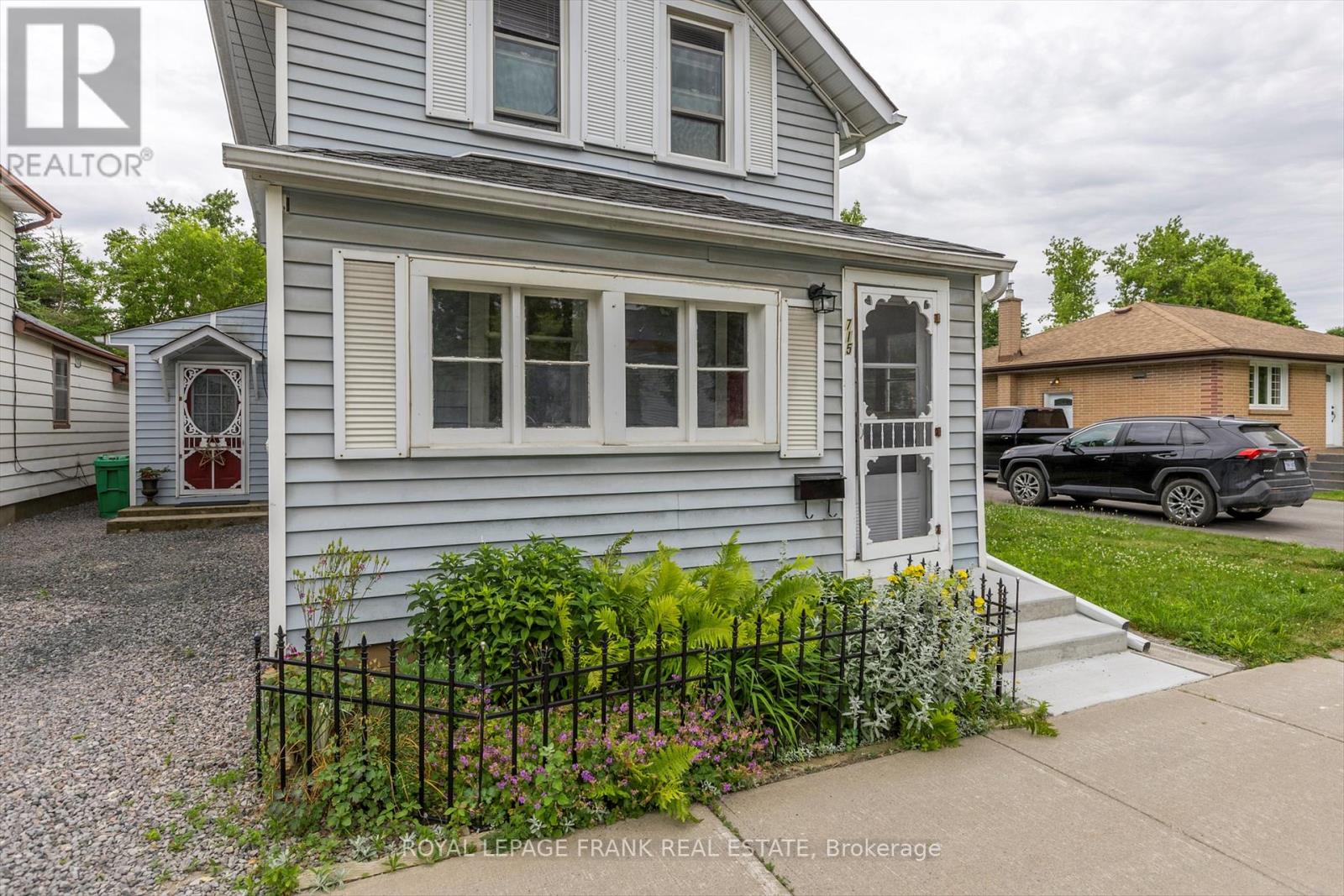 715 Chamberlain Street, Peterborough Central (South), Ontario  K9J 4M2 - Photo 3 - X12250113