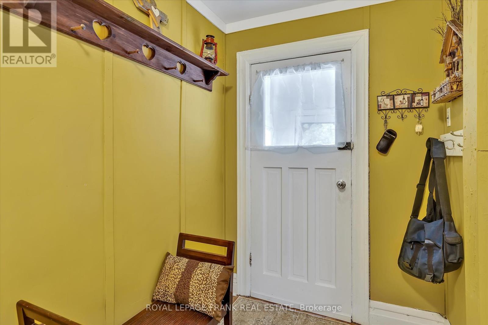 715 Chamberlain Street, Peterborough Central (South), Ontario  K9J 4M2 - Photo 6 - X12250113