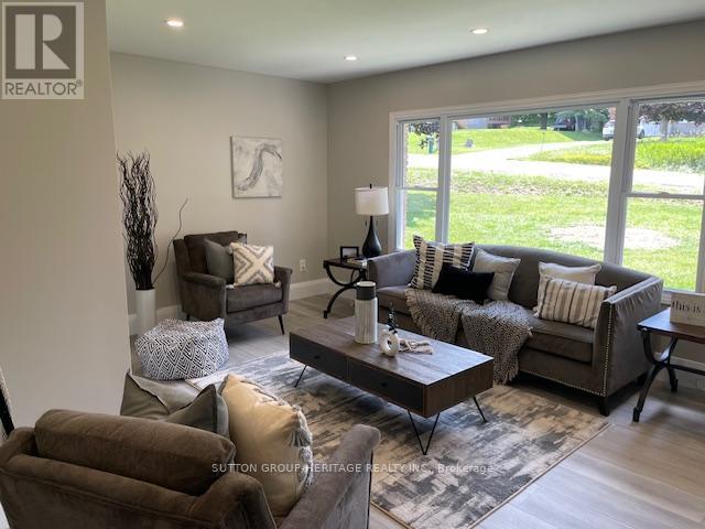 11 Sturgeon Crescent, Kawartha Lakes (Lindsay), Ontario  K9V 4R6 - Photo 6 - X12250597