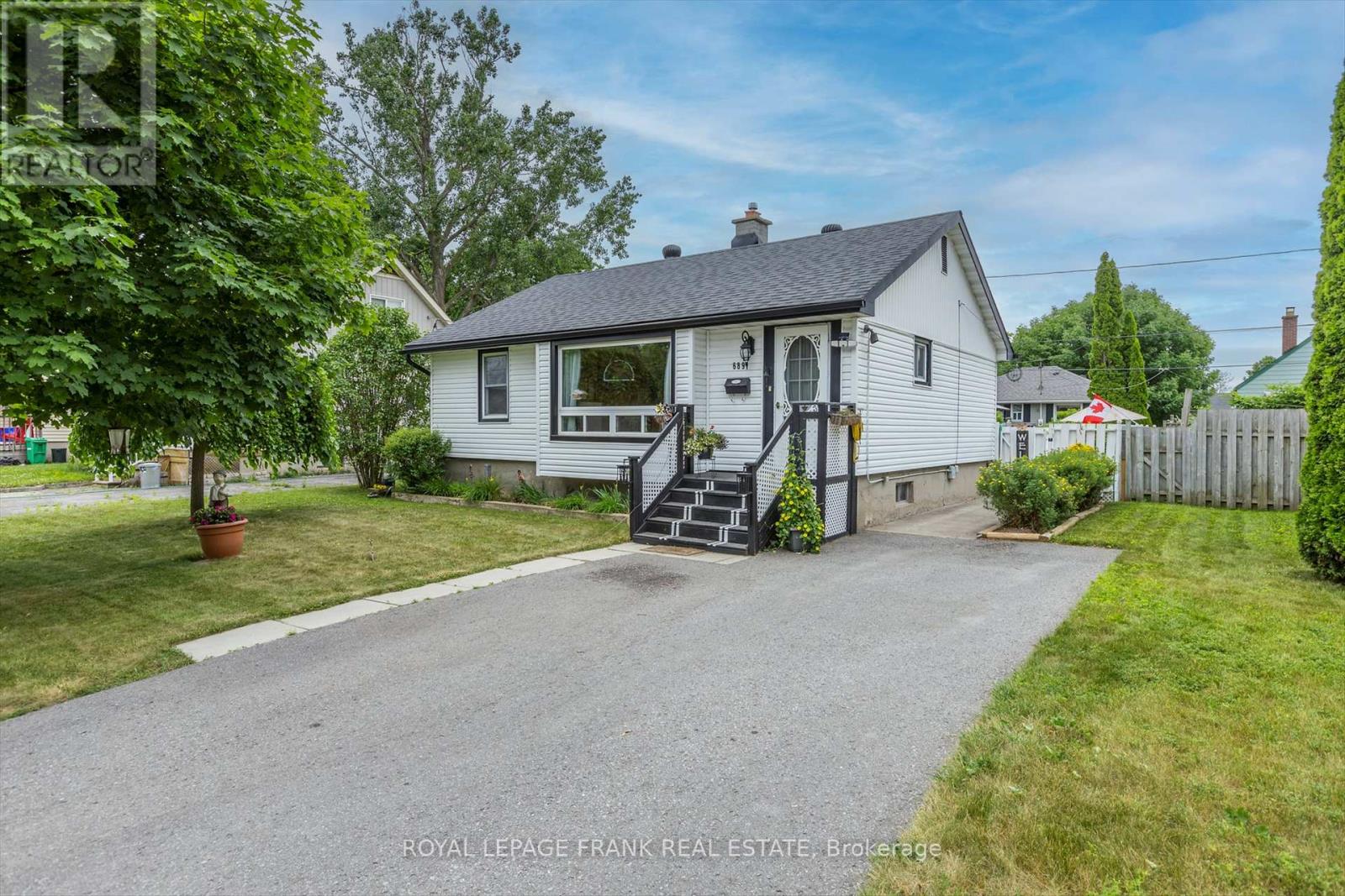 689 Hawley Street, Peterborough South (West), Ontario  K9J 4C7 - Photo 1 - X12252884