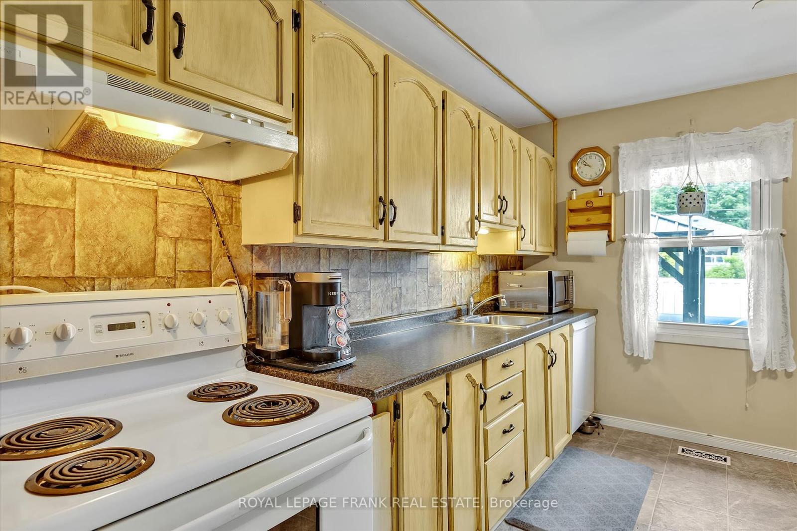 689 Hawley Street, Peterborough South (West), Ontario  K9J 4C7 - Photo 14 - X12252884