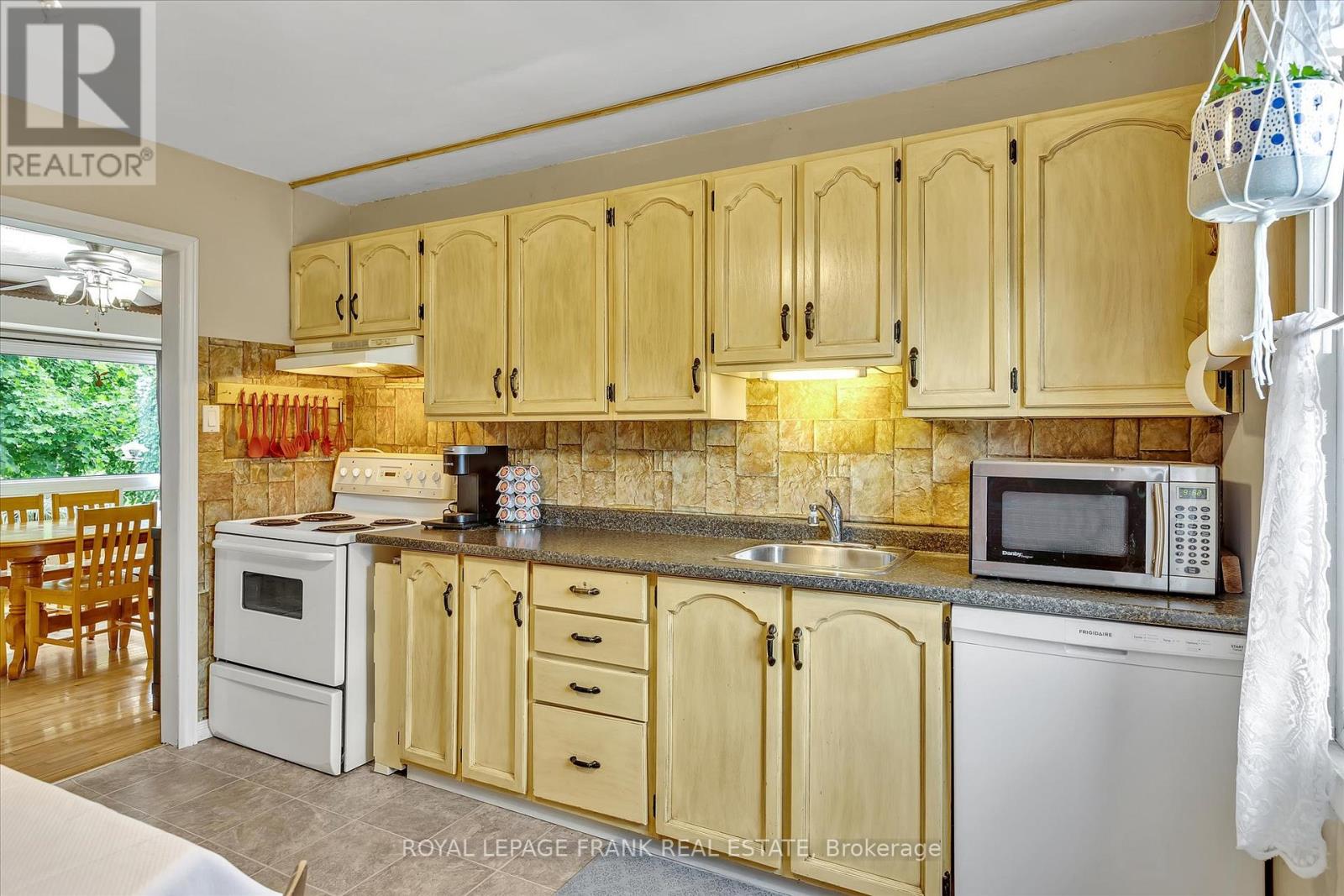 689 Hawley Street, Peterborough South (West), Ontario  K9J 4C7 - Photo 15 - X12252884