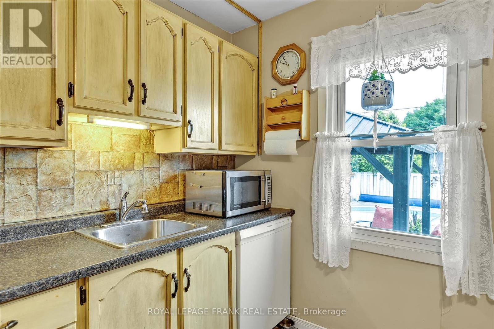 689 Hawley Street, Peterborough South (West), Ontario  K9J 4C7 - Photo 17 - X12252884