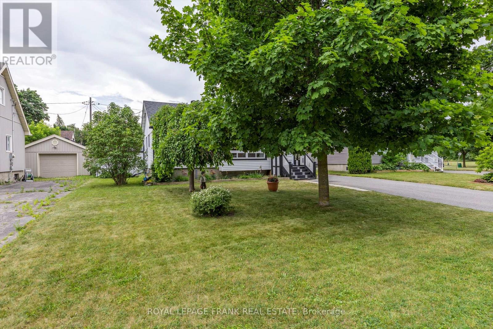 689 Hawley Street, Peterborough South (West), Ontario  K9J 4C7 - Photo 3 - X12252884