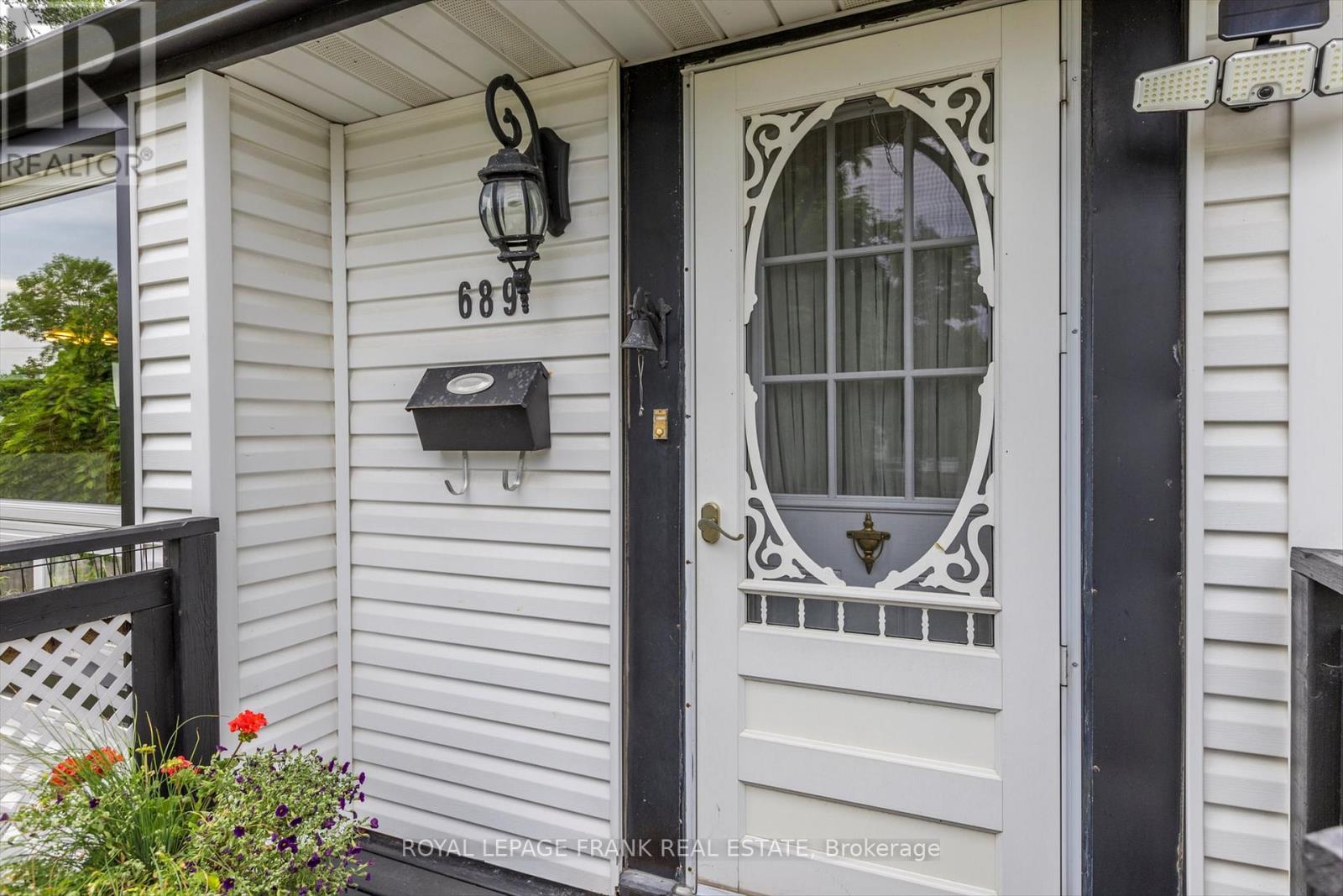 689 Hawley Street, Peterborough South (West), Ontario  K9J 4C7 - Photo 6 - X12252884